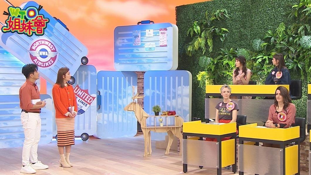 《WTO姐妹會》棚內換了新背景。（圖／八大提供）