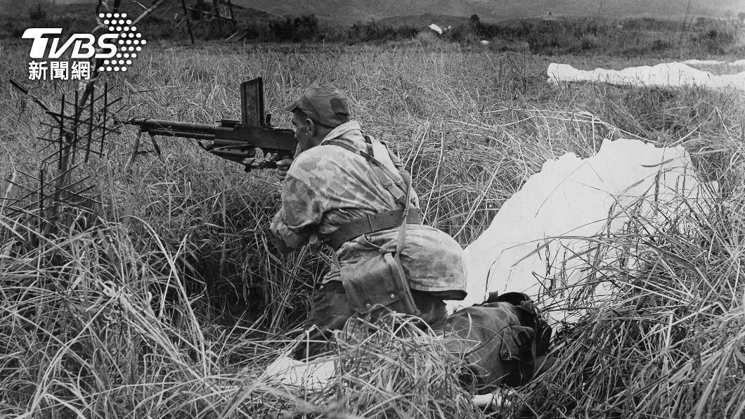 法國傘兵在1953年空降到奠邊府行動。(圖/達志影像美聯社)