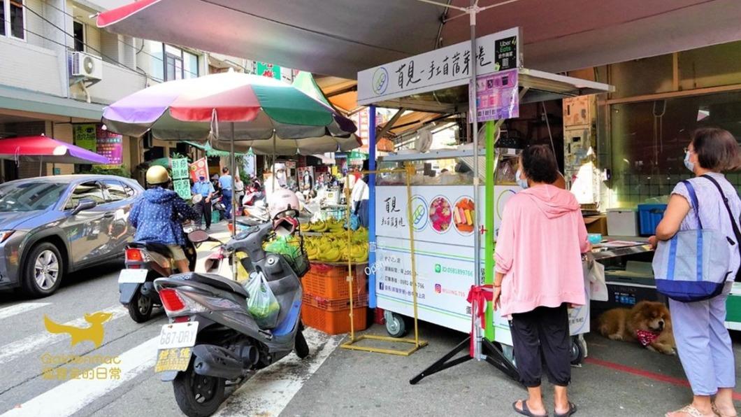 「苜見苜蓿芽手捲」是台中向上市場超人氣的小吃美食。（圖／ 狐狸金的日常提供）