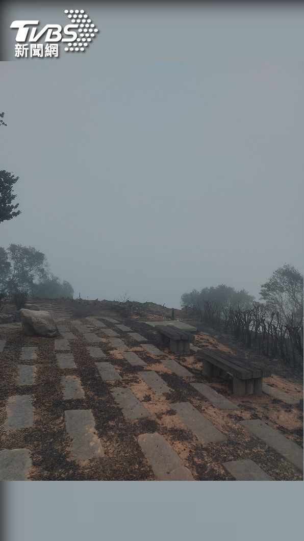 竹坑-南寮步道的景觀台,座椅,告示牌都碳化了。(畫面黃茂榮提供)