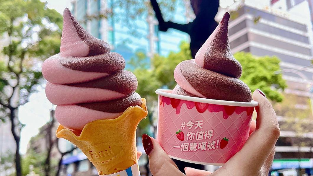 草莓優格+比利時巧克力」再次吸引霜淇淋粉朝聖打卡。(圖/全家提供)