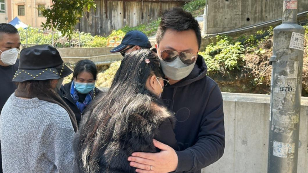 蔡天鳳媽媽哭攤在女婿Chris身上。（圖／香港01提供）
