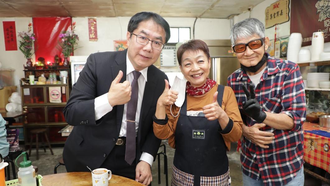 安平瘖啞麵店老闆退休女兒接棒,期許麵店傳承安平飄香。(圖/台南市政府提供)