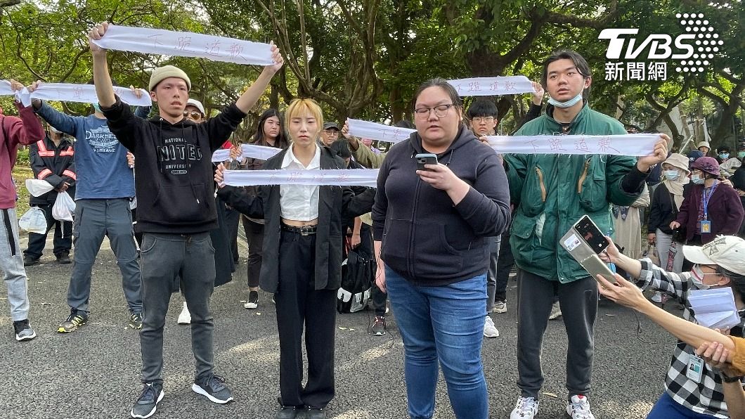 一群自稱由大學生組成的團體「無力者」到228紀念會現場抗議，並在蔣萬安致詞時衝上台。（圖／林至柔攝）