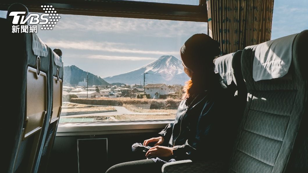 網友疑惑,以前沒有手機的年代坐車時都在做些什麼。(示意圖/shutterstock達志影像)