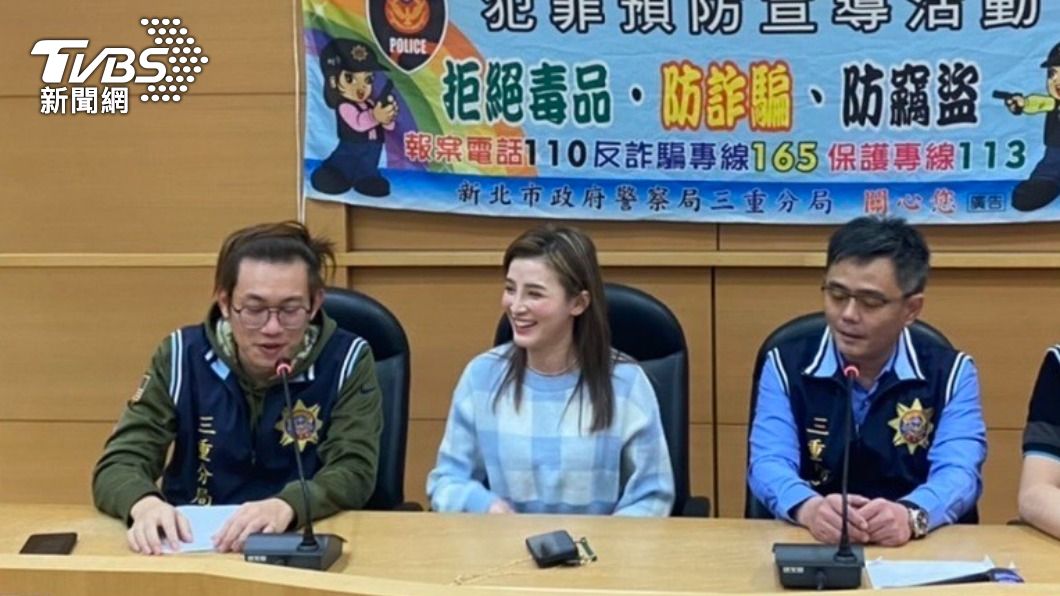 直播中江泳錡和員警互動熱烈。（圖／TVBS）
