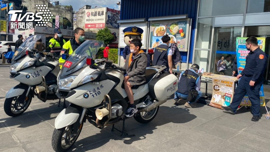 新莊警方在IKEA外進行宣導。（圖／TVBS）