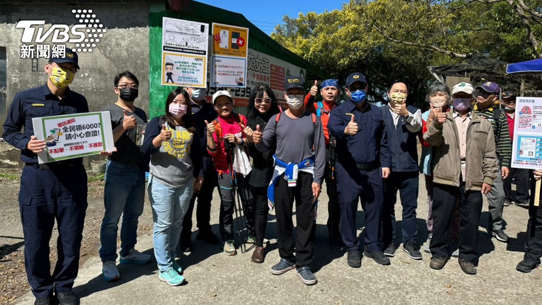 樹林警方向登山民眾進行宣導。（圖／TVBS）