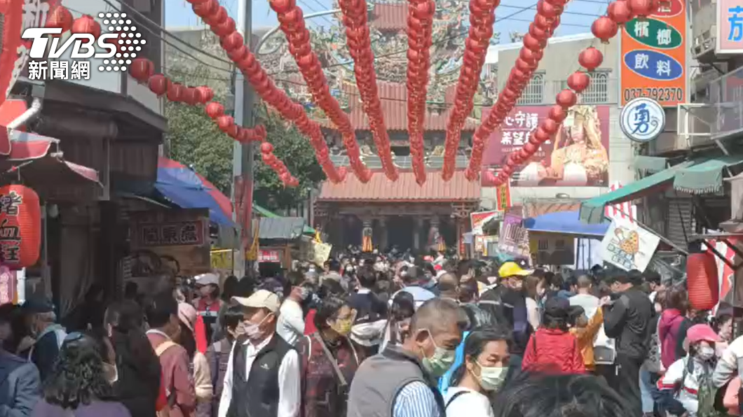 粉紅超跑回宮人氣旺!廟前交通癱瘓 平交道桿子還K到車