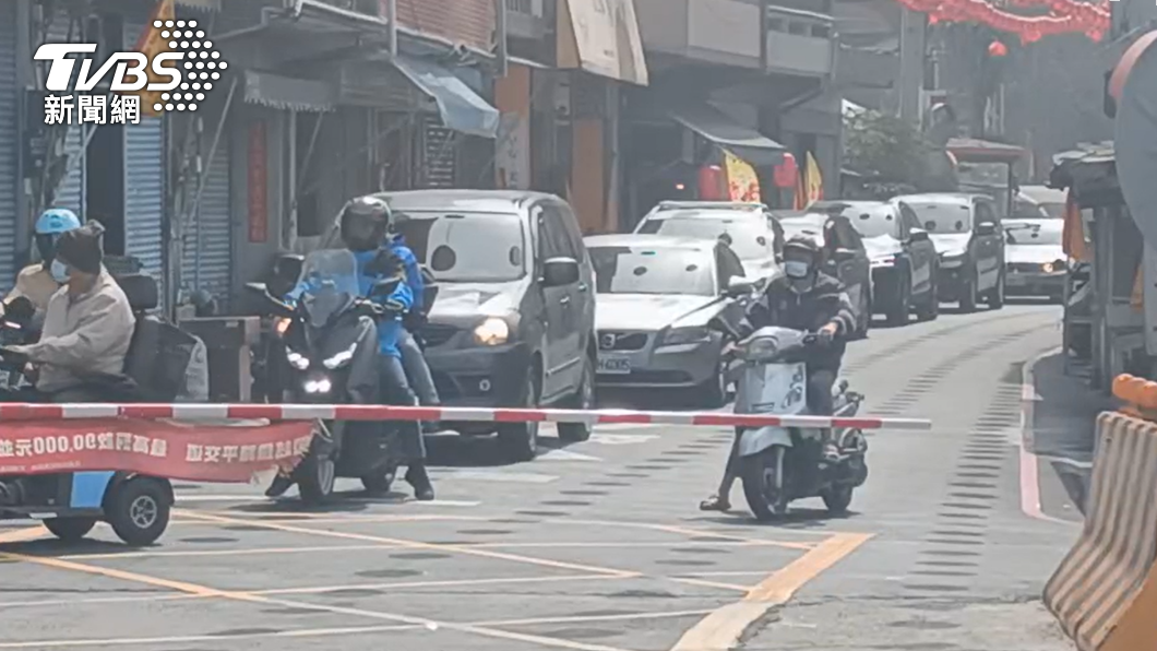 廟周圍人車湧塞。（圖／TVBS）
