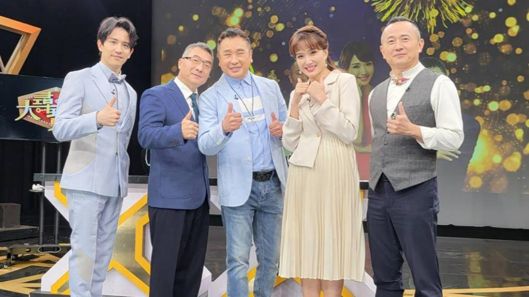 黃志強(中)帶著寶物到《大尋寶家》做鑑定。(圖/萬鴻娛樂提供)