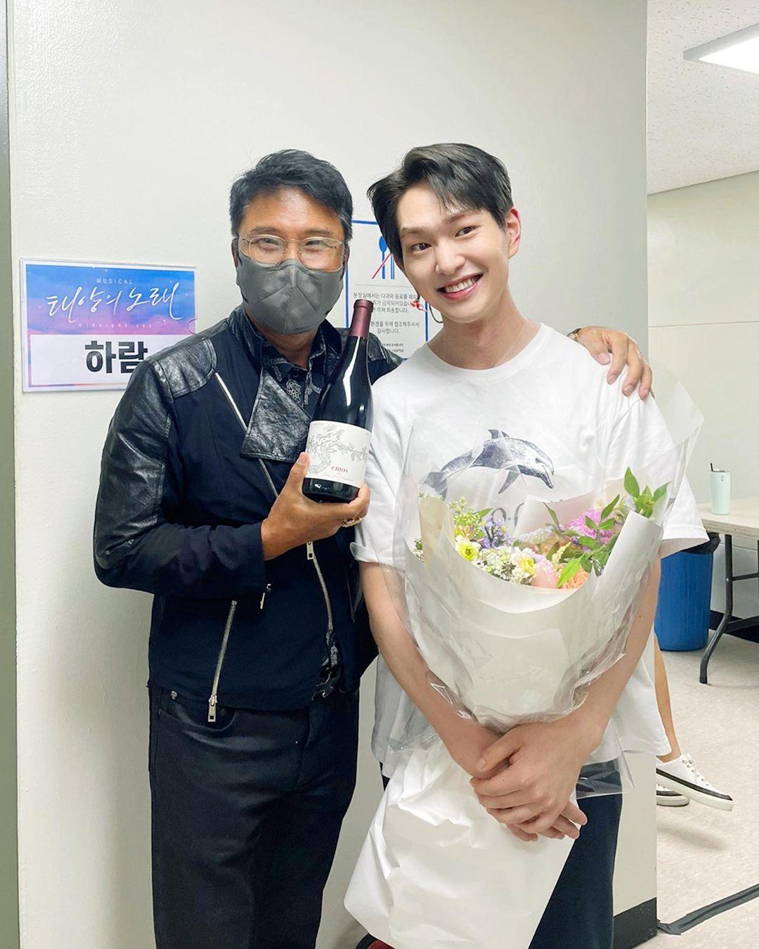 李秀滿(左)以往常出現在SM藝人活動上。(圖/翻攝自SHINee IG)