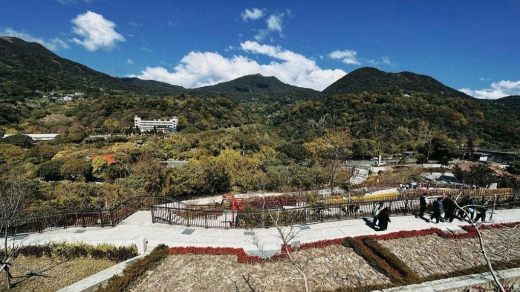 白癡公主遵循爸爸遺願,用花葬方式讓他長眠於陽明山。(圖/翻攝自IG)