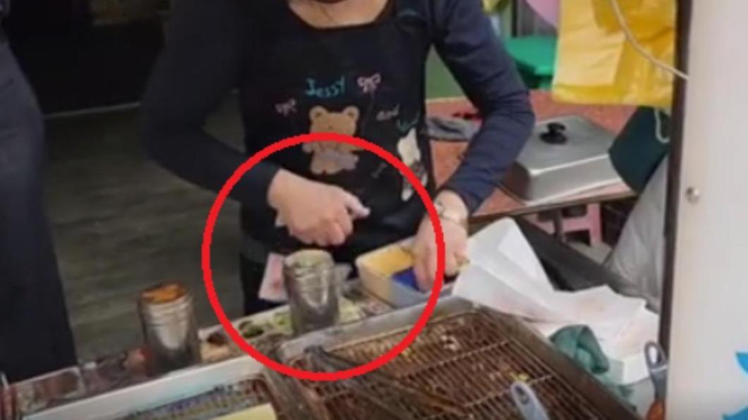 百元鈔掉落,蔥油餅店老闆娘卻否認。(圖/翻攝自Dcard)