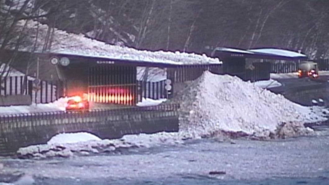 公路雪崩! 日本北海道支笏湖交通受阻.幸無人傷