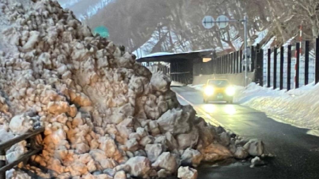 路上都是掉落的雪塊雪堆，單側道路已被阻斷。( 圖 / 翻攝 日本國土交通省 札幌開發建設部 官網 )
