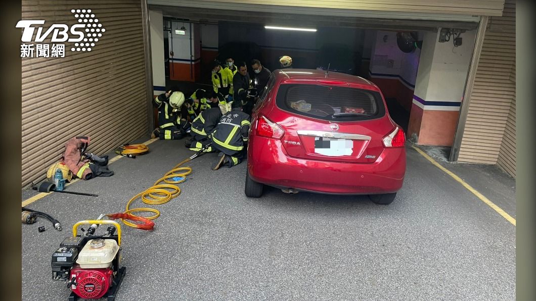 蘆洲老翁突路倒停車場路口!慘遭汽車輾壓拖行 昏迷搶救中