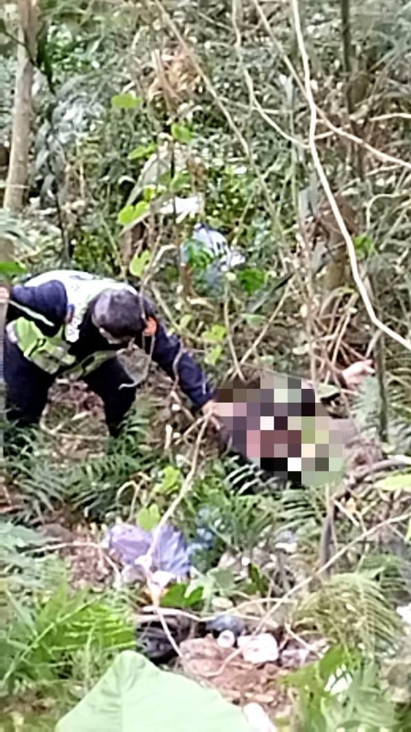 葛姓男子因騎乘機車不慎跌落山壁,警方獲報後立即趕至現場查看。(圖/新城分局提供)