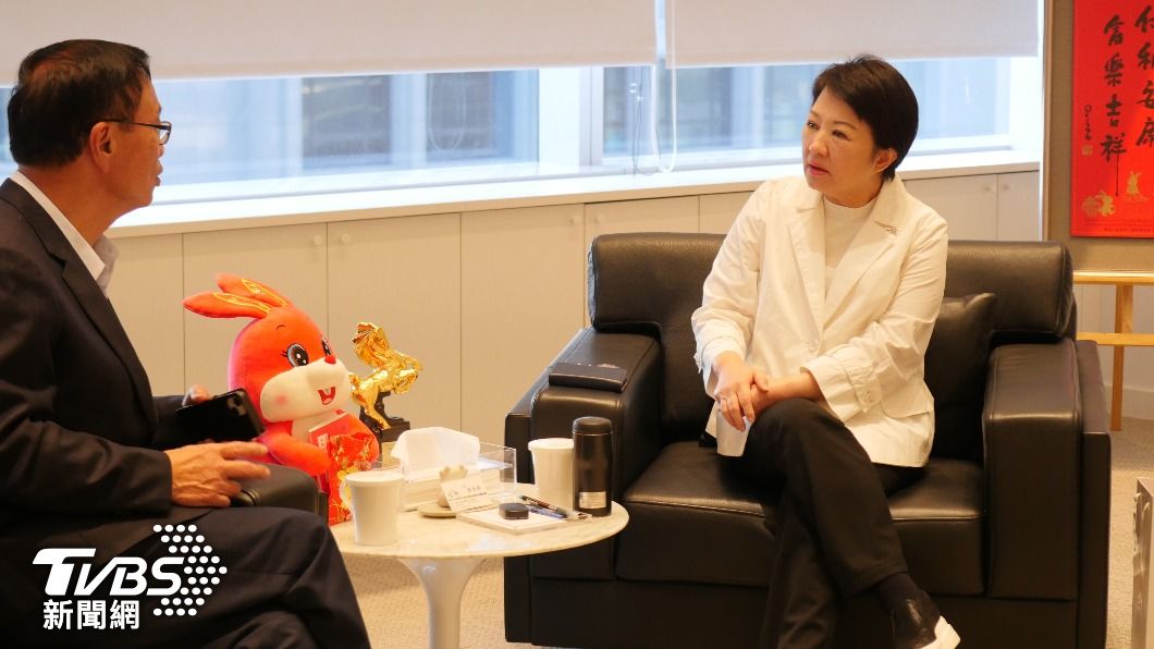 盧秀燕領市府各局處首長,與攜手愛無限推動團隊對接。(圖/TVBS)