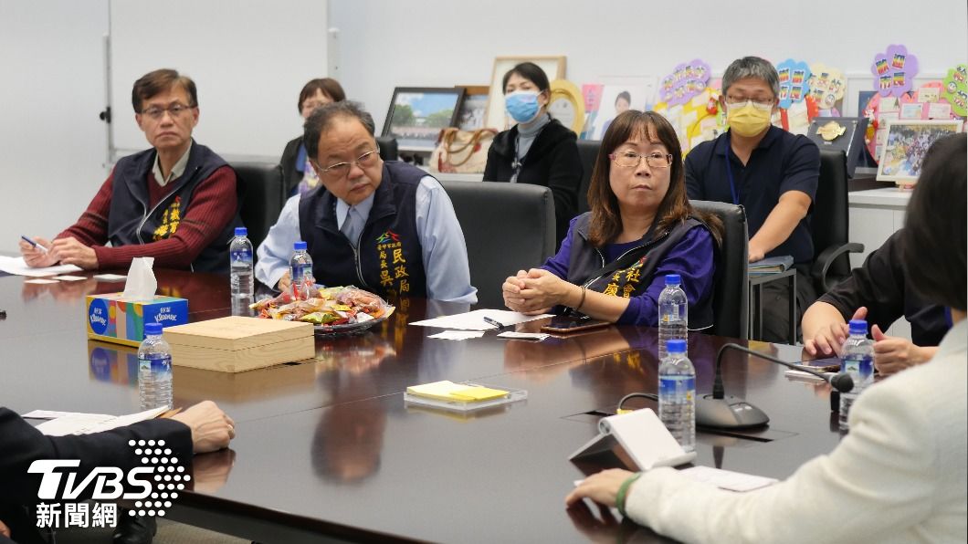 左起教育局長蔣偉民、民政局長吳世瑋、社會局長廖靜芝。(圖/TVBS)