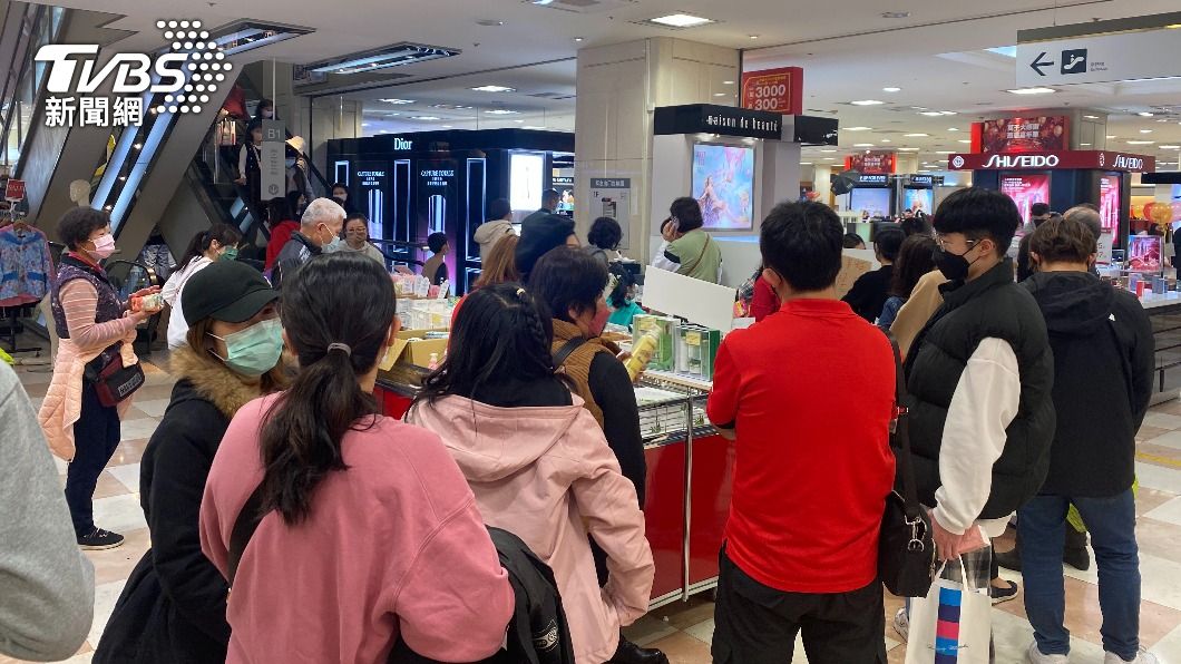 民眾擠爆大有店。（圖／TVBS）