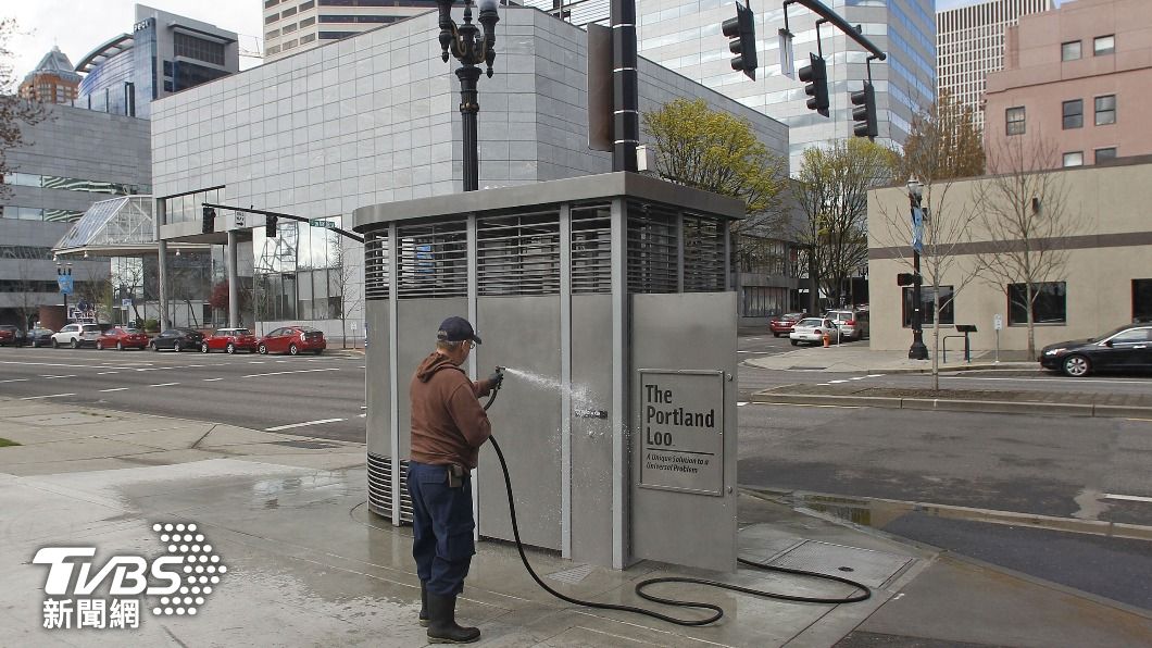 號稱可防偷窺犯罪、便於清理的科技公廁「Portland Loo」外觀。(圖/達志影像美聯社)