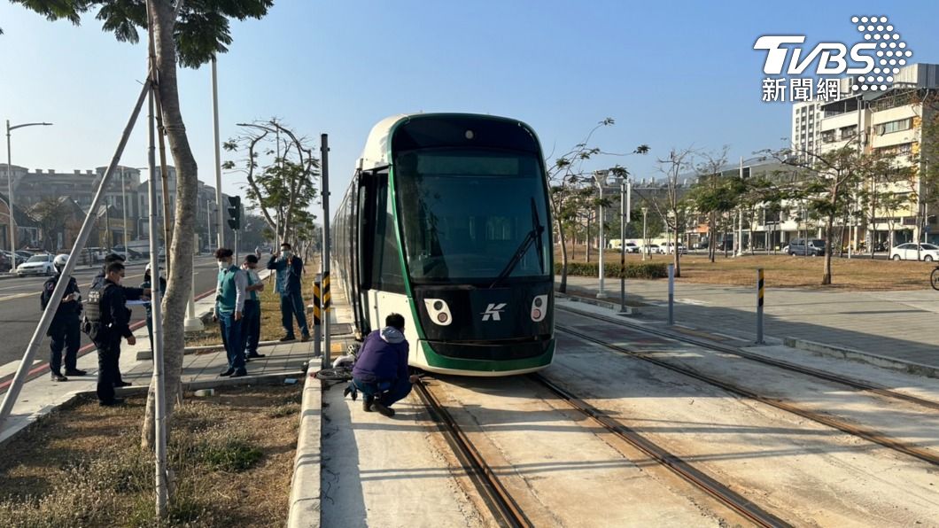 今年第3撞!高雄7旬翁違規闖輕軌 鐵馬遭捲車底傷