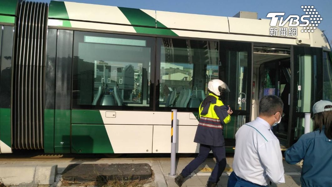 列車因此停駛。(圖/TVBS)