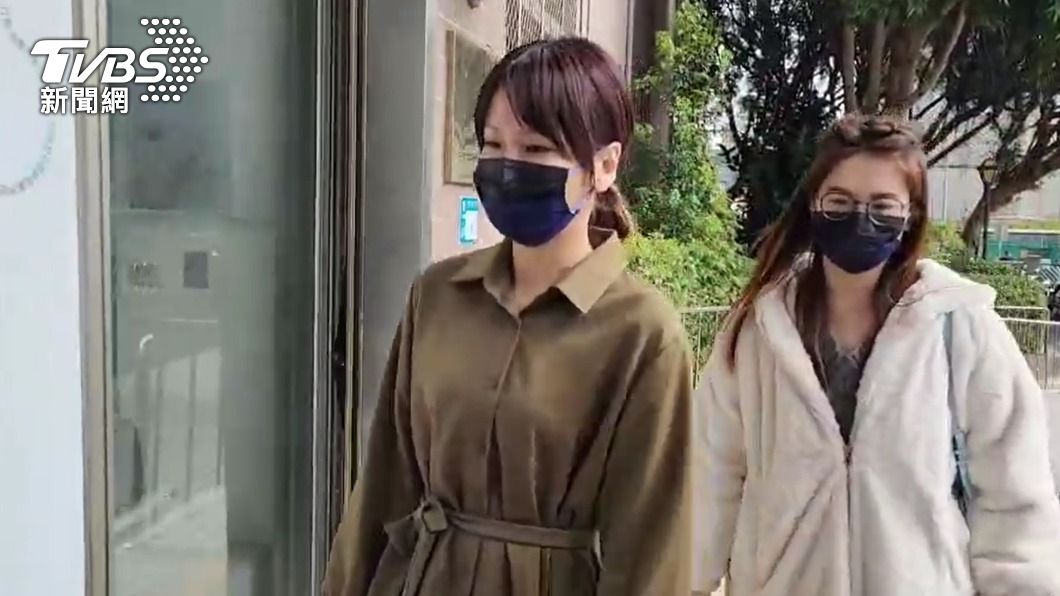 丟丟妹(左)今日出席調解庭。(圖/TVBS)