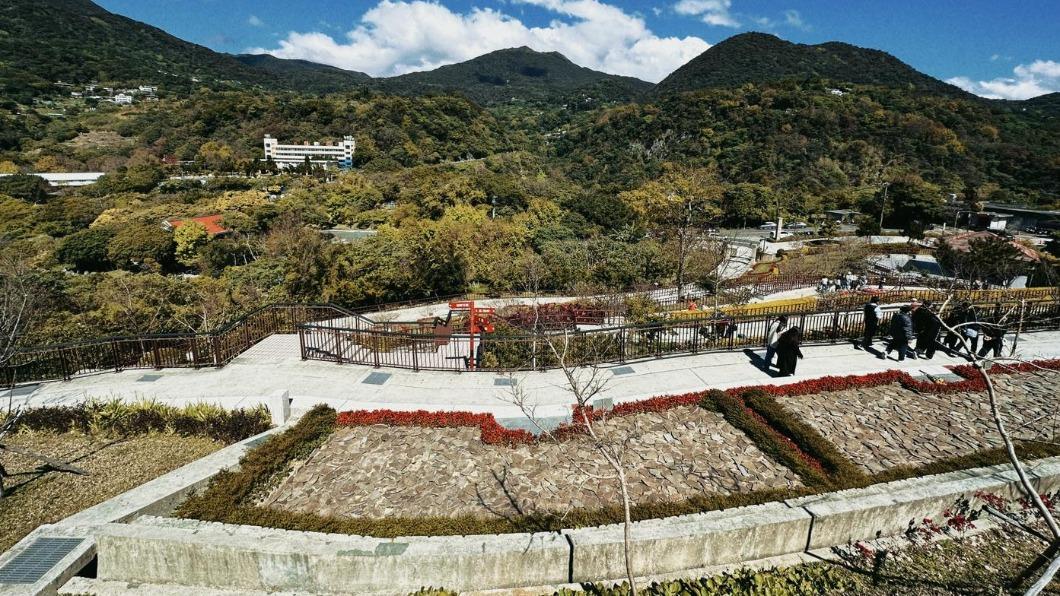 白癡公主昨在臉書提及父親離世,並以花葬形式長眠於陽明山公墓區。(圖/翻攝自白癡公主臉書)