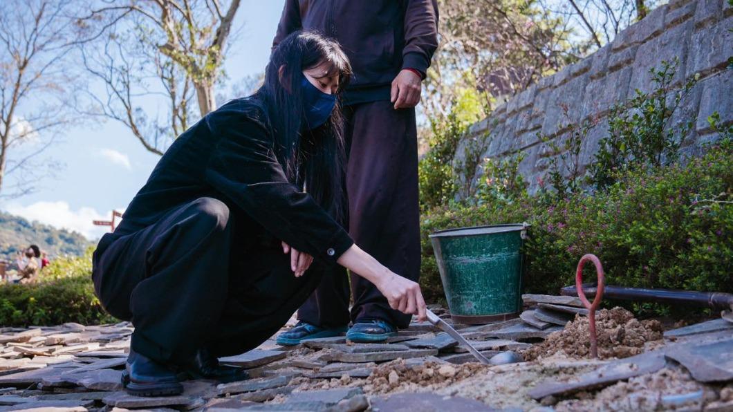 白癡公主完成父親遺願,以花葬儀式與大自然融為一體。(圖/翻攝自白癡公主臉書)