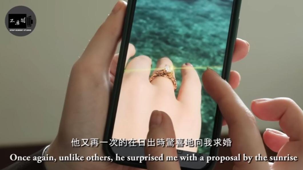 Karolina的老公曾為了她辭去工作、一起前往上海生活,並在旅遊時浪漫求婚。(圖/翻攝自「不要問工作室」YT)