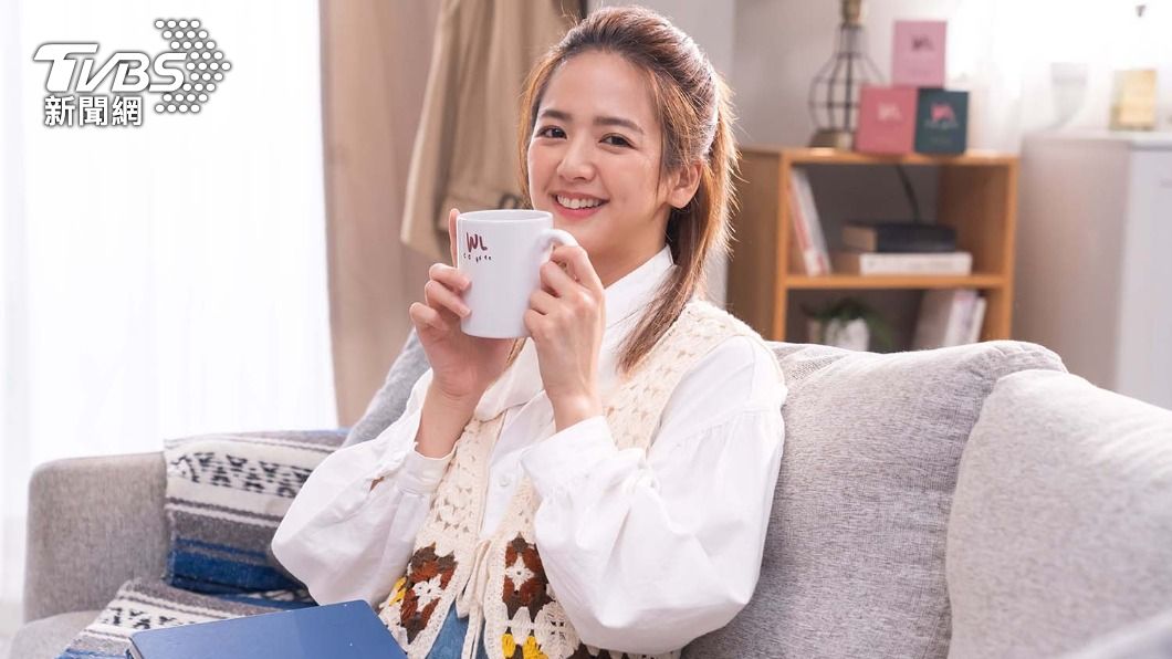 熱愛咖啡的臧芮軒,最喜歡手沖咖啡的儀式感。(圖/TVBS)