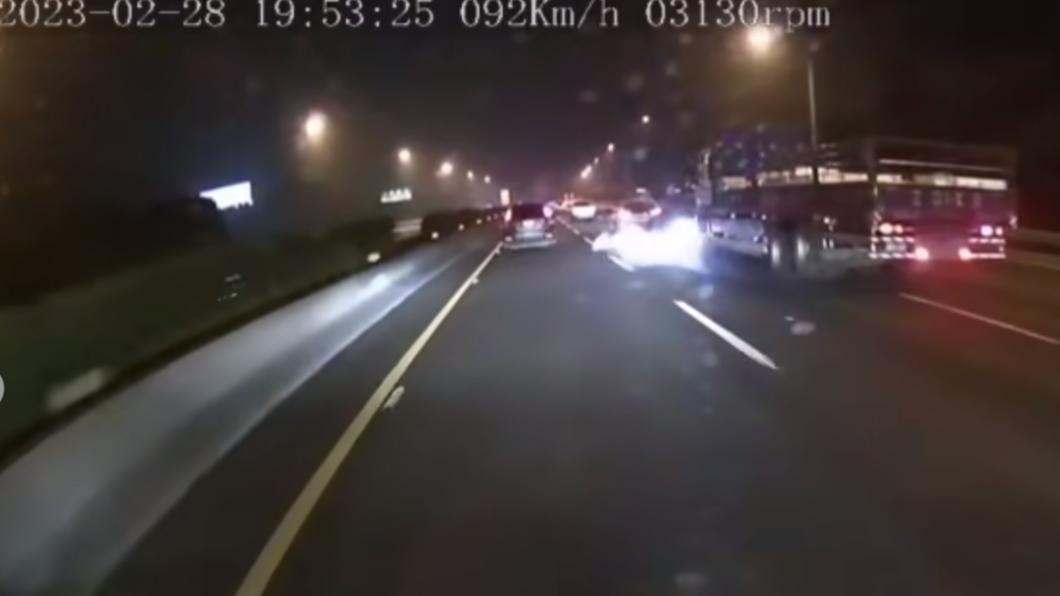 國1賓士遭貨車擦撞!90度打橫甩內線 後方駕駛淡定閃