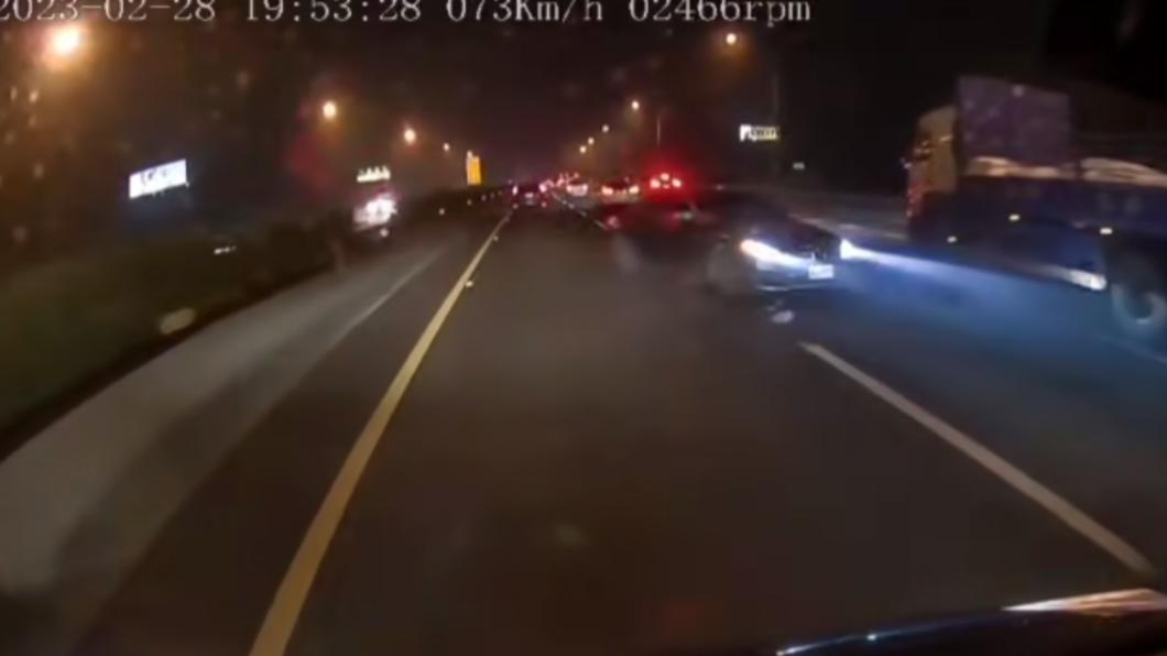 黑色賓士失控衝入內線車道。（圖／翻攝自爆料公社臉書）