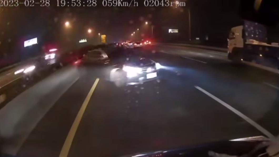 該轎車失控撞擊內側護欄而逆向停於內側車道。（圖／翻攝自爆料公社臉書）