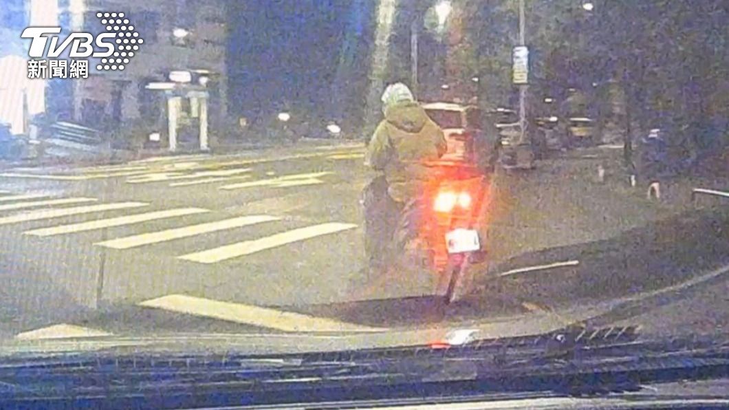 別想狡辯!男騎士酒醉闖紅燈遭警攔 機車置物架還有啤酒