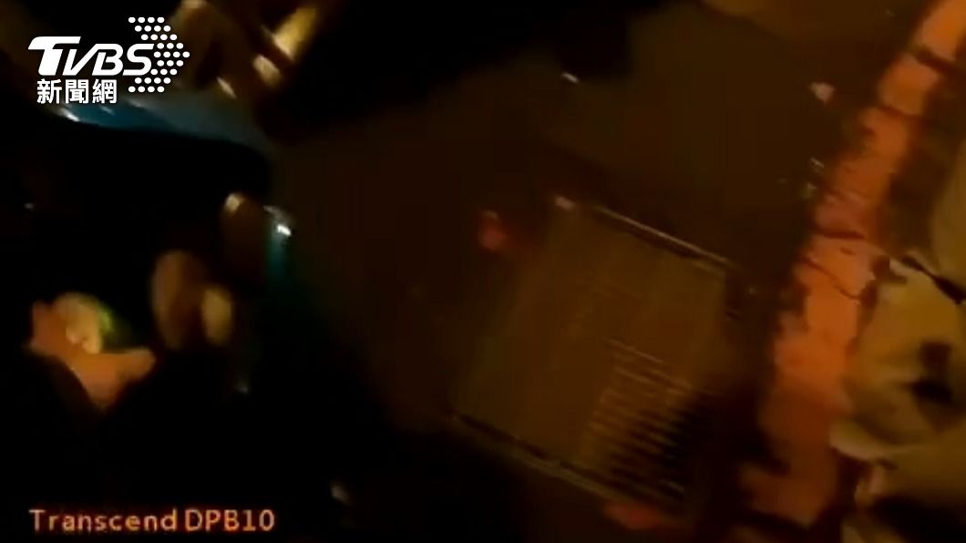 員警發現機車置物櫃有一罐啤酒。(圖/TVBS)