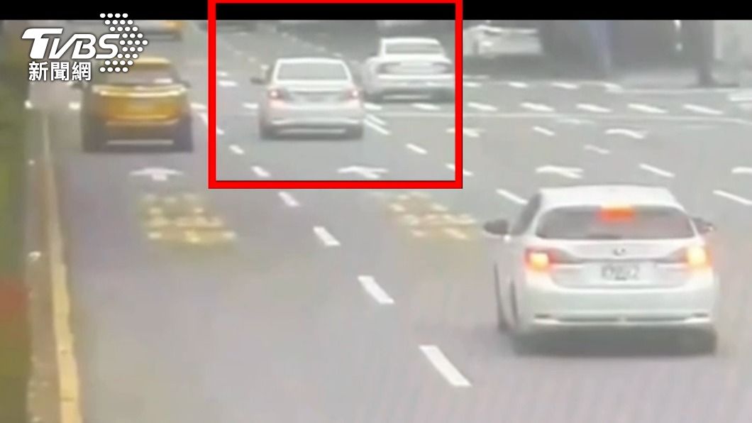 監視器拍下黃男直接將車輛停在路中央。(圖/TVBS)