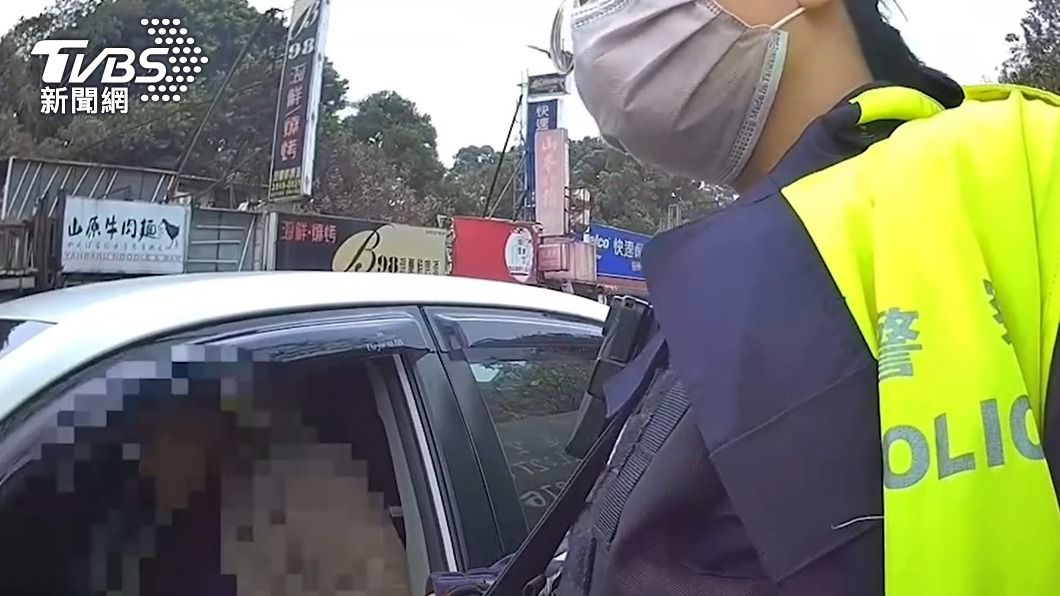 警方到場叫醒黃男。(圖/TVBS)