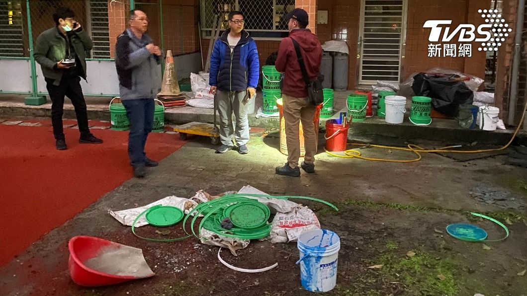 春順公司將藍漆倒入溝渠,染藍雙溪水,遭環保局告發,最重可罰300萬元。