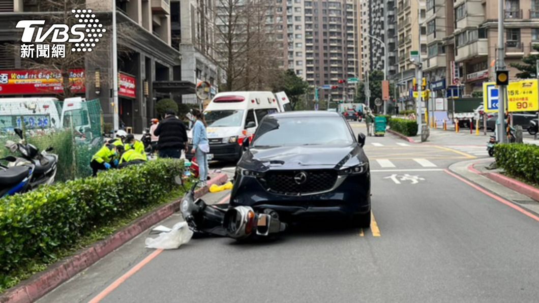 路口沒有號誌!雙載夫妻與汽車碰撞 騎士重傷、妻死亡