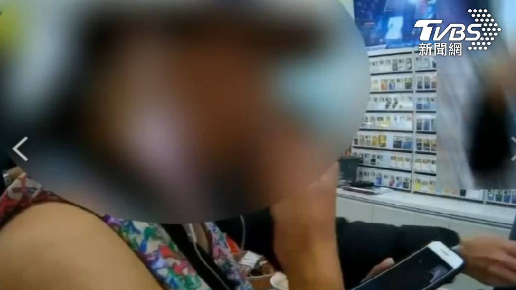 阮女一開始和警方僵持不下。（圖／TVBS）