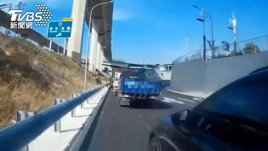 王姓男子當時開車行經國道一號北上桃園匝道停等紅綠燈。(圖/TVBS)