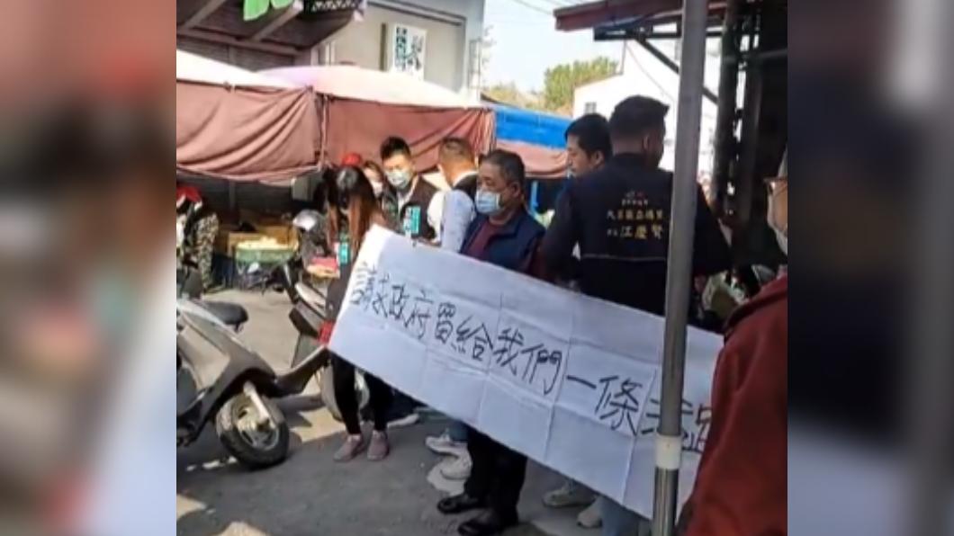 台中老市場突遭開罰!攤商被迫「4月底搬離」怒拉布條抗議