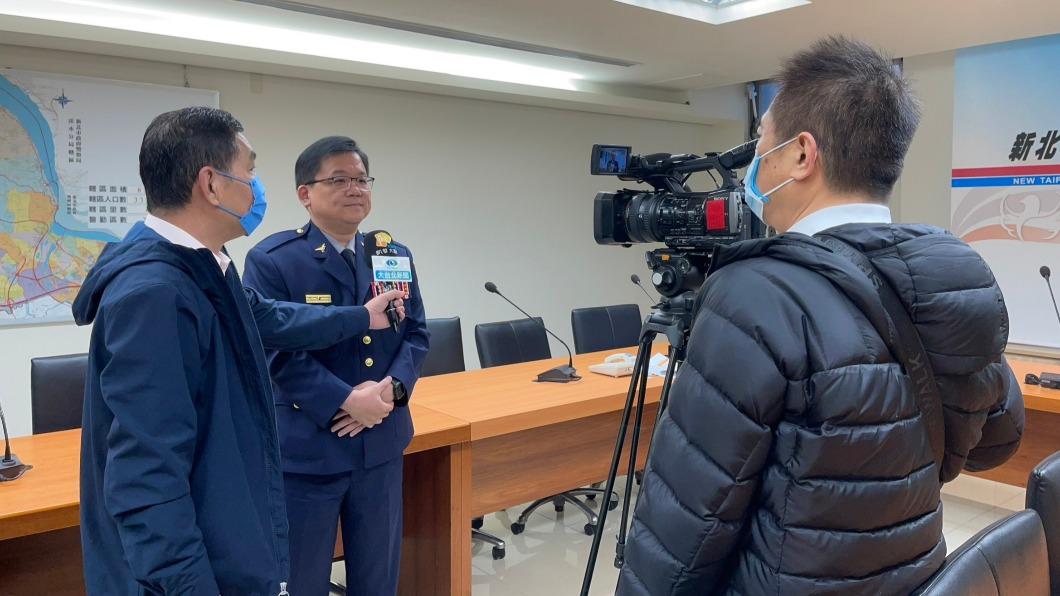 蘆洲分局長林詮峰接受媒體採訪，將在電視節目上宣導防詐知識。（圖／TVBS）