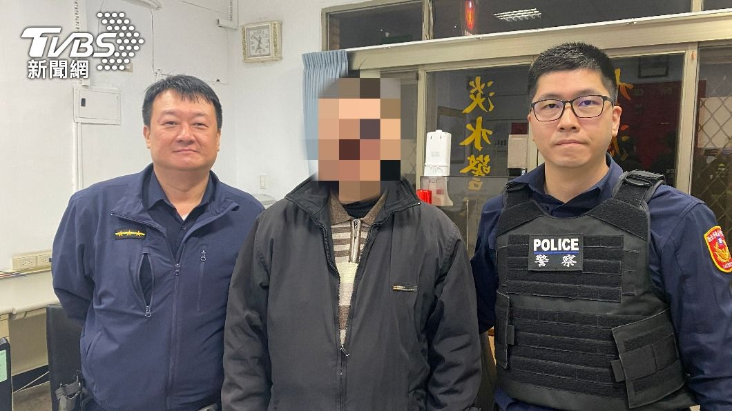 男子感謝員警及時阻詐。(圖/TVBS)