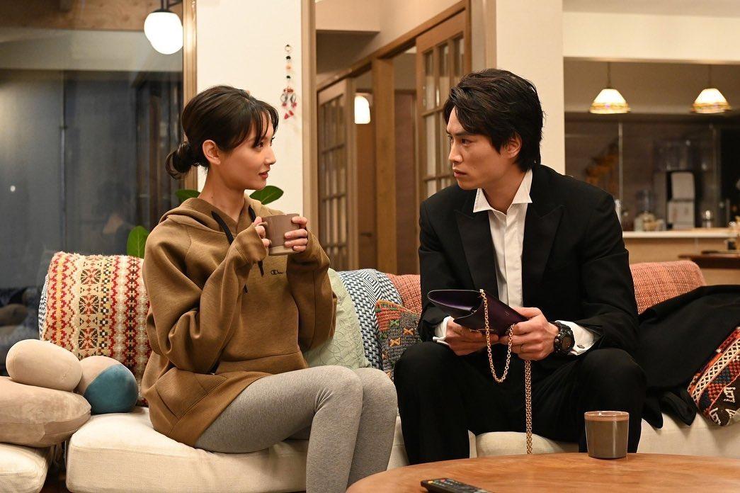 鈴木伸之(右)最近與菜菜緒演出《忍者結婚很難》。(圖/翻攝自鈴木伸之IG)