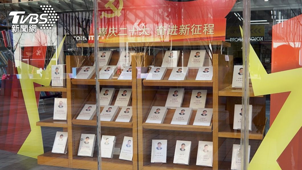 北京書店櫥窗擺滿「習近平談至國理政」書籍。(圖/TVBS)
