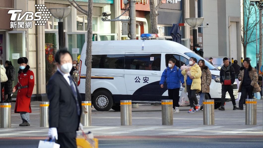北京公安的車輛停靠在馬路上。(圖/TVBS)